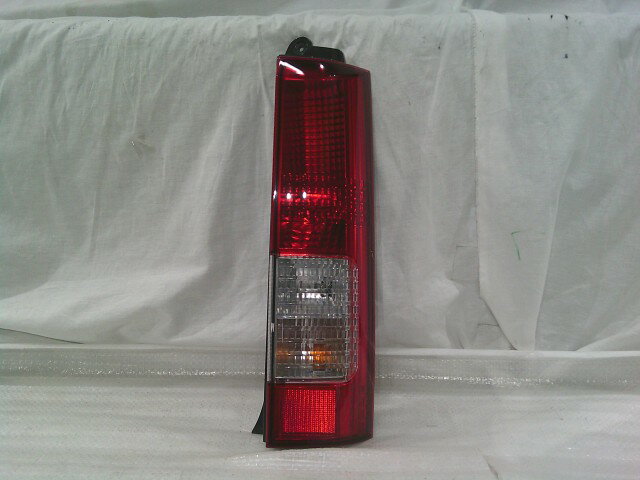 【中古】中古部品 エブリィ DA64W 右テールランプ 【3331011000-250902500215500】