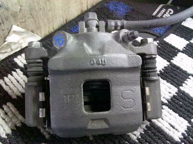 【中古】中古部品 ワゴンR MC21S 右フロントキャリパー 【3330220100-250904000244330】