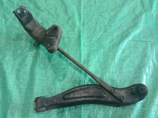 【中古】中古部品 ハイゼット S210P 右フロントロアアーム 【3310090100-202509006151720】