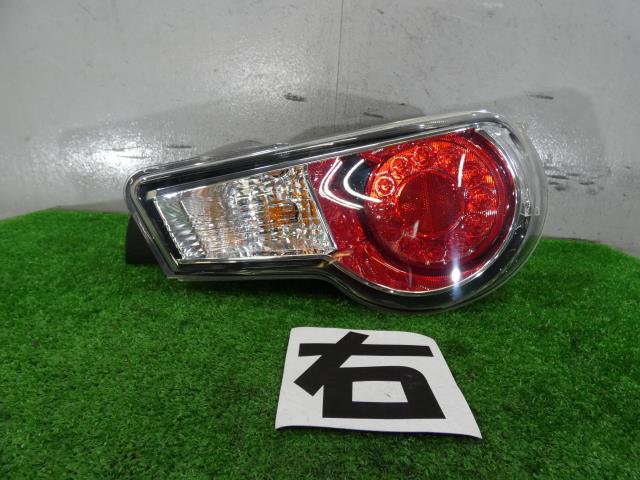 【中古】中古部品 BRZ ZC6 右テールランプ 【3260250000-000025123915500】