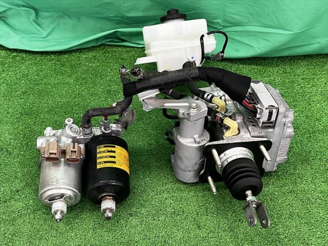 【中古】中古部品 プリウスα ZVW41W ABSアクチュエーター 【3330240100-002025597442500】