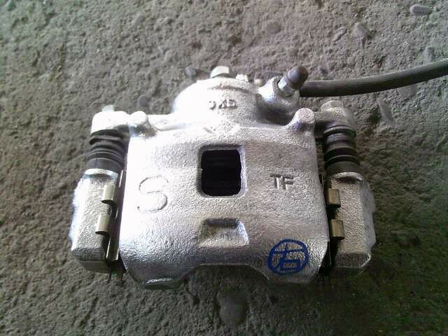 【中古】中古部品 エブリィ DA17V 右フロントキャリパー 【3330220100-250909000144330】