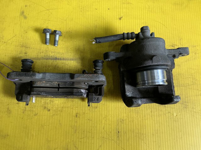 【中古】中古部品 エブリィ DA17V 右フロントキャリパー 【3330960100-000052573844330】