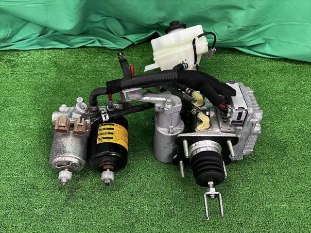 【中古】中古部品 プリウスα ZVW41W ABSアクチュエーター 【3330240100-002025601042500】