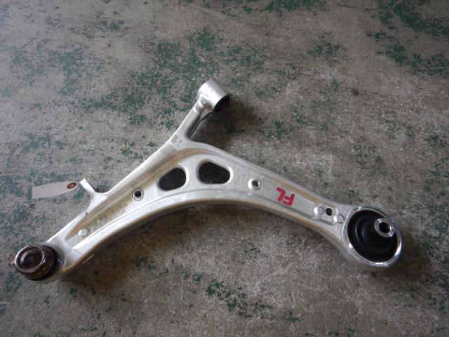 【中古】中古部品 レヴォーグ VM4 左フロントロアアーム 【3330810100-250916000251740】