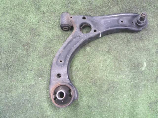 【中古】中古部品 ミライース LA300S 右フロントロアアーム 【3310200100-000022144651720】