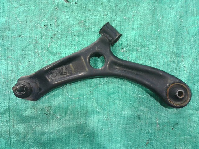 【中古】中古部品 アルト HA25S 左フロントロアアーム 【3310090100-202509071751740】