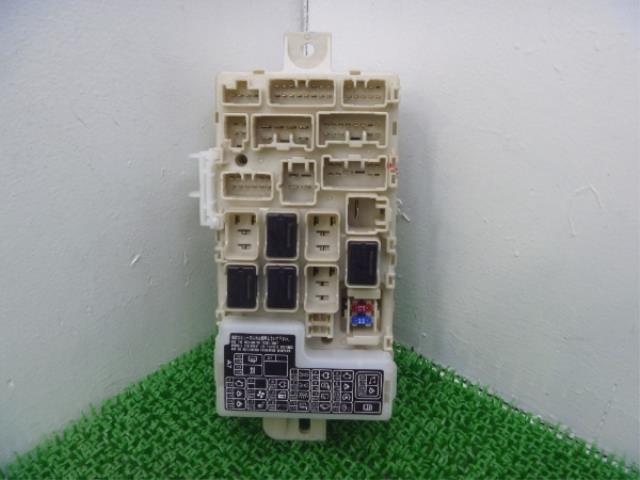 メーカー 日産 車名 デイズルークス 型式類別 17703-0001 グレード 660 認定型式 DBA-B21A 車両タイプ 5ドアハッチバック 年式 H27/4 シフト 駆動 通称型式 エンジン型式 3B20-DE ミッション型式 アクスル型式 車体色 クールシルバー 車体色No CLN トリム色No C 走行距離(Km) 2,000 メーカー純正品番 24352-6A00L 部品メーカー品番 保証 1ヶ月/1000km 付加情報 タイマーコントローラー付;室内ヒューズBOX;問題なしOK 商品情報 ※純正番号およびモデル番号は参考としてください。※リビルト部品を購入される際のお願い【再生部品】と表示されているものをリビルト部品と呼んでいます。リビルト部品の場合には、交換時に取り外した部品をご返却していただく場合があります。詳しくはこちら※大物商品(ドア・ボンネット・バンパー等)は個人宅への配送ができない場合がございます。その場合、最寄りの配送業者支店止め等の対応となりますので、あらかじめご了承ください。 ページ上部へ【中古】中古部品 デイズルークス B21A ヒューズボックス 【3310250100-001231858567800】