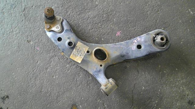 【中古】中古部品 プリウス ZVW30 右フロントロアアーム 【3500080000-250607000551720】