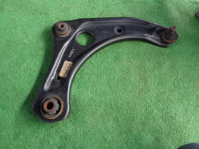 【中古】中古部品 マーチ K13 右フロントロアアーム 【3340030100-011454000051721】