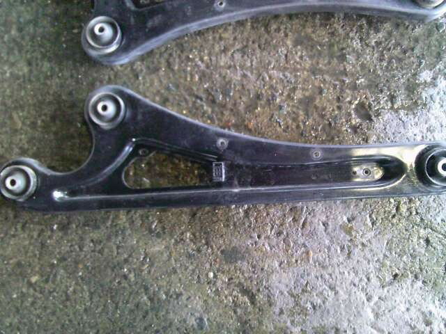 【中古】中古部品 アルト HA25S 左リアロアアーム 【3330220100-251003000151840】