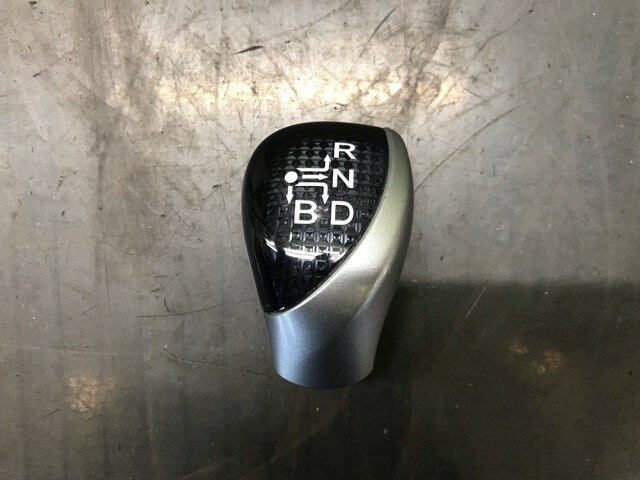 【中古】中古部品 ヴォクシー ZWR80G シフトレバー 【3330530100-000005446037850】