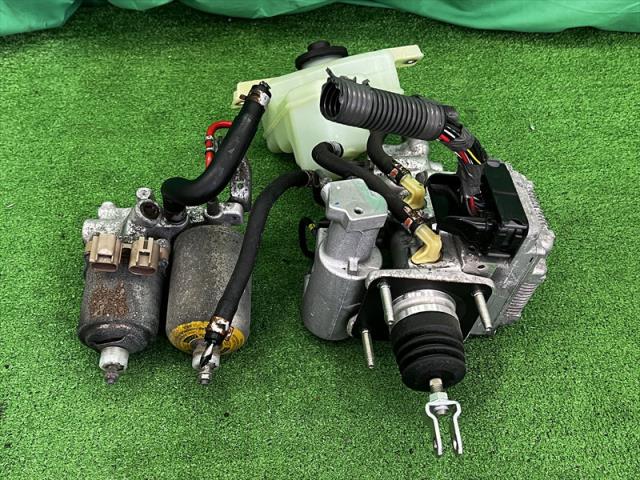 【中古】中古部品 アクア NHP10 ABSアクチュエーター 【3330240100-002025608842500】