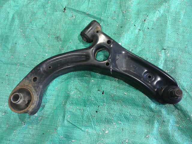 【中古】中古部品 ハイゼットキャディー LA700V 右フロントロアアーム 【3310090100-202509092751720】