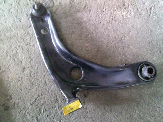 【中古】中古部品 ラクティス NCP105 右フロントロアアーム 【3330220100-251003000251720】
