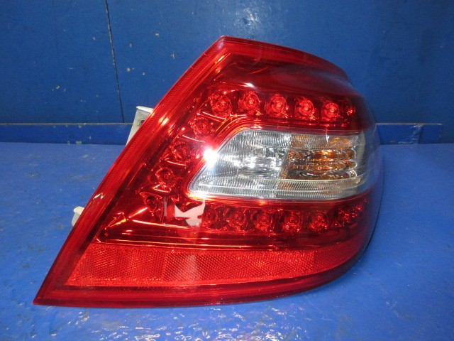 【中古】中古部品 ティアナ J32 右テールランプ 【3310270100-000015034615500】