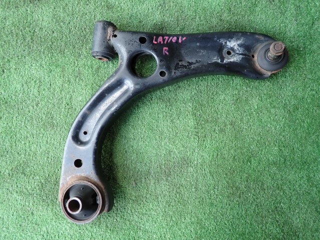 【中古】中古部品 ハイゼットキャディー LA710V 右フロントロアアーム 【3330450100-251008000151720】