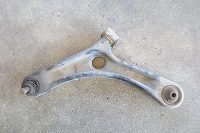 【中古】中古部品 R1 RJ1 左フロントロアアーム 【3340180100-251014000151740】