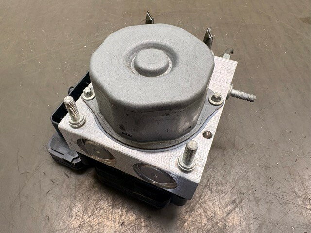 【中古】中古部品 ムーヴ LA150S ABSアクチュエーター 【3330530100-000005450742500】