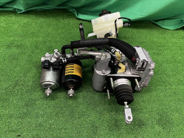 【中古】中古部品 プリウス ZVW30 ABSアクチュエーター 【3330240100-002025614542500】