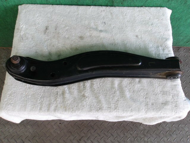 【中古】中古部品 ハイゼット S200P 左フロントロアアーム 【3310420000-000002383051740】