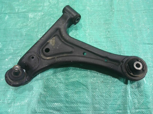 【中古】中古部品 ハイゼット S321V 左フロントロアアーム 【3310090100-202509036451740】
