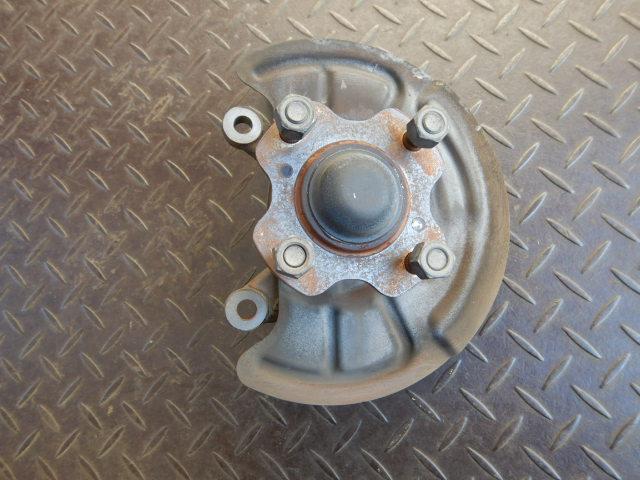 【中古】中古部品 エブリィ DA64V 右フロントナックルハブ 【3330920100-000253006644310】