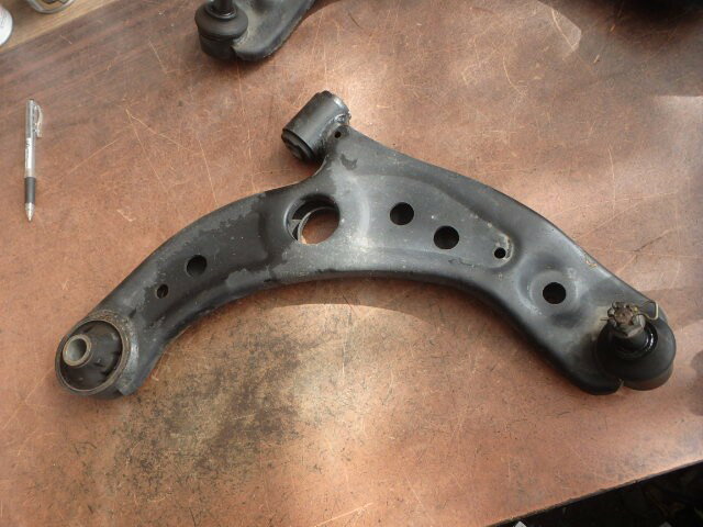 【中古】中古部品 パッソ M700A 右フロントロアアーム 【3331010800-000023670251720】