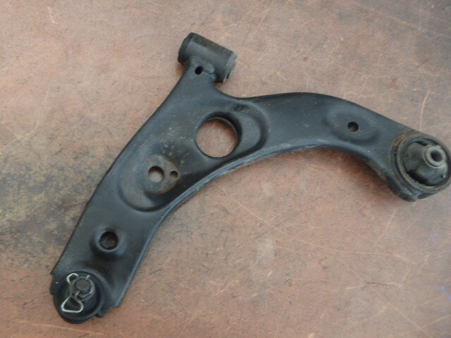 【中古】中古部品 ムーヴラテ L550S 左フロントロアアーム 【3331010800-000023668651740】