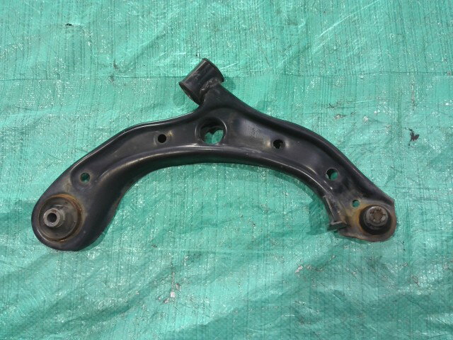 【中古】中古部品 N−BOXスラッシュ JF1 右フロントロアアーム 【3310090100-202509104851720】
