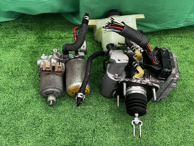 【中古】中古部品 アクア NHP10 ABSアクチュエーター 【3330240100-002025617942500】