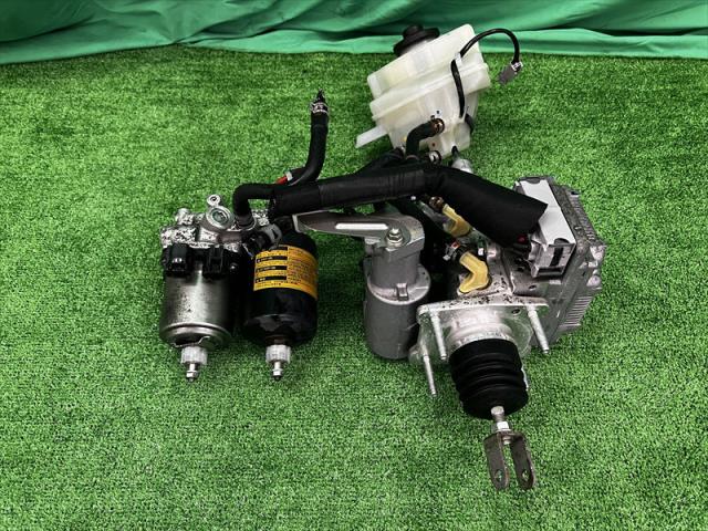 【中古】中古部品 プリウス ZVW30 ABSアクチュエーター 【3330240100-002025618942500】