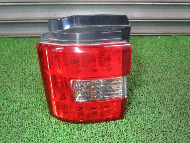 【中古】中古部品 デリカD5 CV5W 左テールランプ 【3330540100-250729001115600】