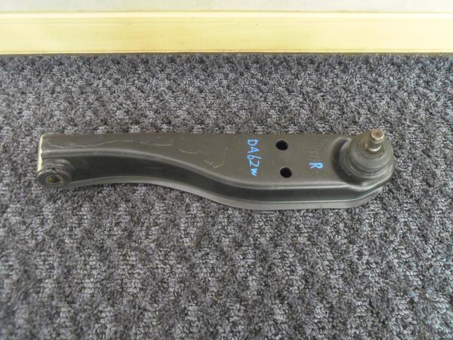 【中古】中古部品 エブリィ DA62W 右フロントロアアーム 【3330440100-251029000151720】