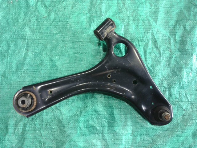 【中古】中古部品 ハイゼット S510P 右フロントロアアーム 【3310090100-202509076051720】