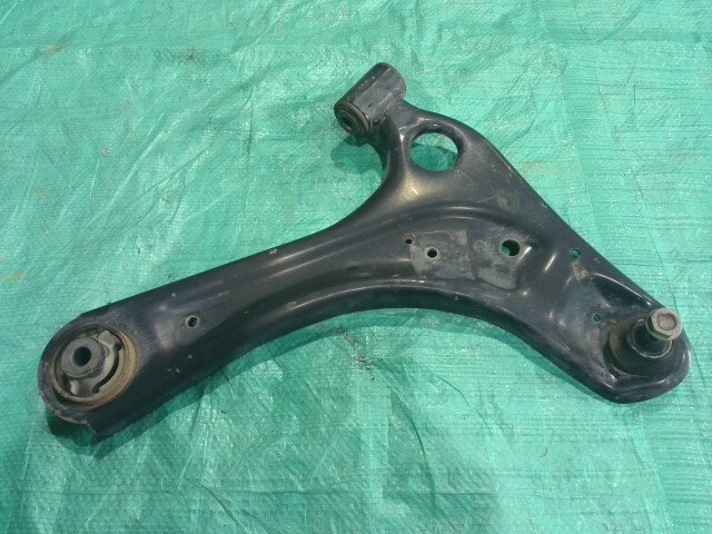 【中古】中古部品 ハイゼット S500P 右フロントロアアーム 【3310090100-202510115151720】