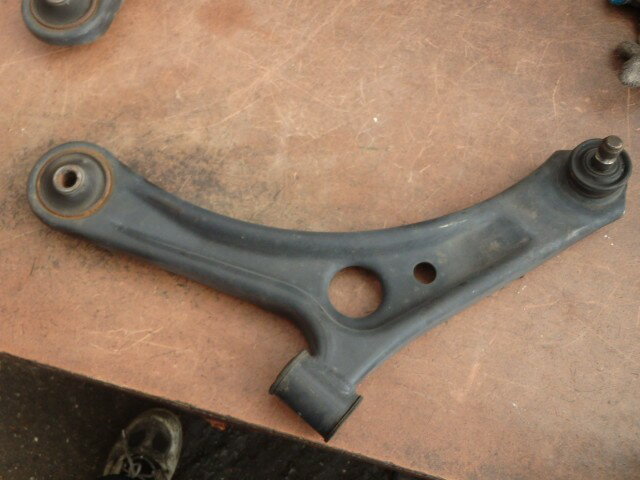 【中古】中古部品 モコ MG22S 左フロントロアアーム 【3331010800-000023699051740】