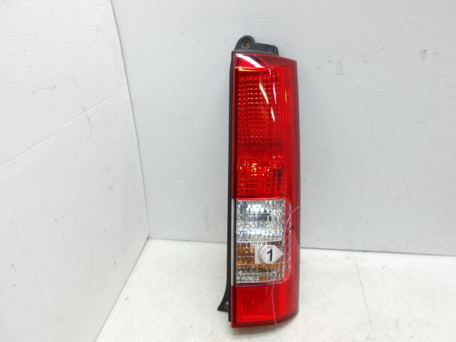 【中古】中古部品 エブリィ DA64W 右テールランプ 【3310250100-000253039815500】