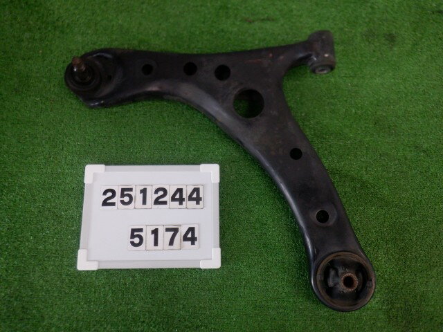 【中古】中古部品 ヴォクシー ZRR75W 左フロントロアアーム 【3330890100-000025124451740】