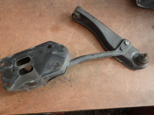 【中古】中古部品 キャリィ DA63T 右フロントロアアーム 【3331010800-000023698251720】