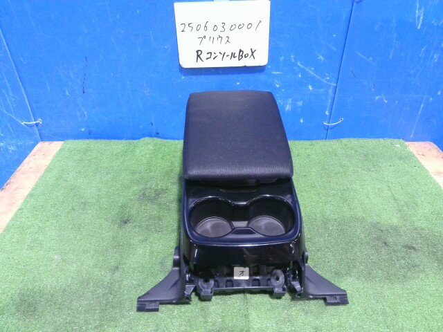 【中古】中古部品 プリウス ZVW52 コンソールボックス 【3310220100-250603000177101】