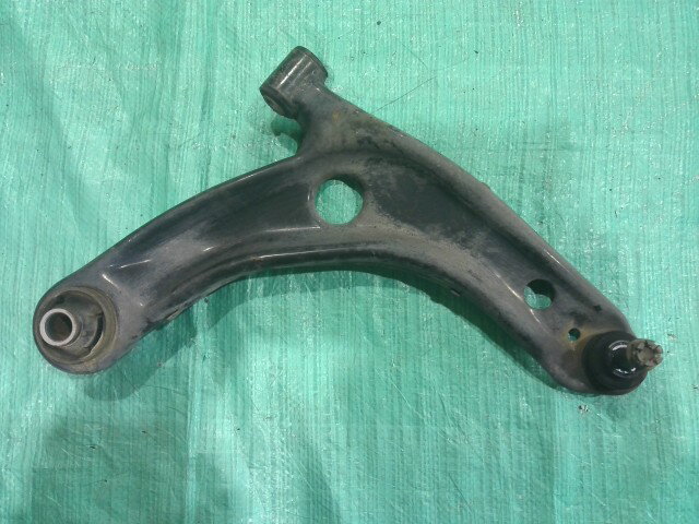 【中古】中古部品 シエンタ NSP170G 右フロントロアアーム 【3310090100-202510059151720】