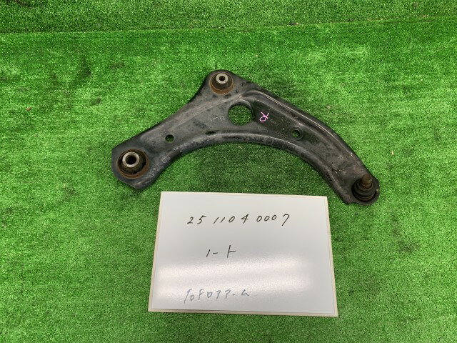 【中古】中古部品 ノート E12 右フロントロアアーム 【3330991000-251104000751720】