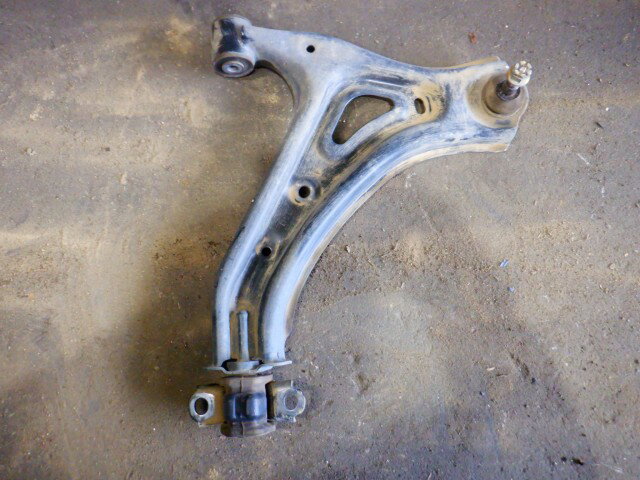 【中古】中古部品 アクティ HA9 右フロントロアアーム 【3340140100-000025267251720】