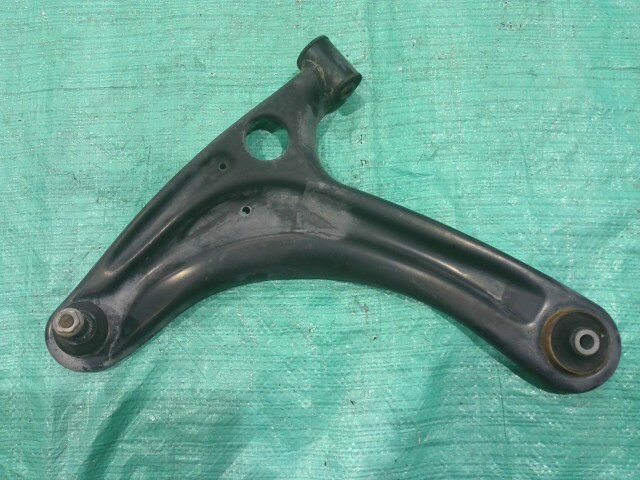 【中古】中古部品 エブリィ DA17W 左フロントロアアーム 【3310090100-202510062951740】