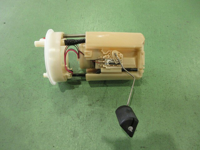 メーカー ホンダ 車名 N−BOX 型式類別 17075-0065 グレード カスタムG SSブラックスタイルパッケージ 認定型式 DBA-JF1 車両タイプ 5ドアハッチバック 年式 H28/7 シフト CVT 駆動 通称型式 JF1 エンジン型式 S07A ミッション型式 アクスル型式 車体色 プレミアムホワイトパールII 車体色No NH875P トリム色No A 走行距離(Km) 118,000 メーカー純正品番 17045-TY0-J01 部品メーカー品番 保証 1ヶ月/1000km 付加情報 ASSY,テストOK 商品情報 ※純正番号およびモデル番号は参考としてください。※リビルト部品を購入される際のお願い【再生部品】と表示されているものをリビルト部品と呼んでいます。リビルト部品の場合には、交換時に取り外した部品をご返却していただく場合があります。詳しくはこちら※大物商品(ドア・ボンネット・バンパー等)は個人宅への配送ができない場合がございます。その場合、最寄りの配送業者支店止め等の対応となりますので、あらかじめご了承ください。 ページ上部へ【中古】中古部品 N−BOX JF1 フューエルポンプ 【3310590000-202511021520600】