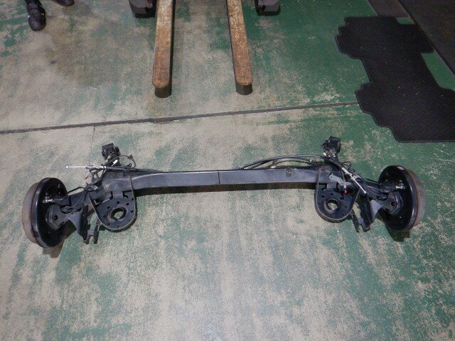 【中古】中古部品 アクア NHP10 リアアクスルビーム 【3330810100-251111000353500】
