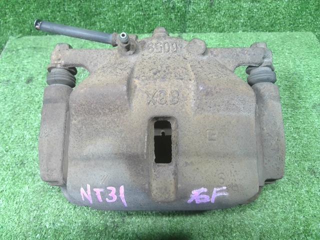 【中古】中古部品 エクストレイル NT31 右フロントキャリパー 【3330900100-000025116844330】