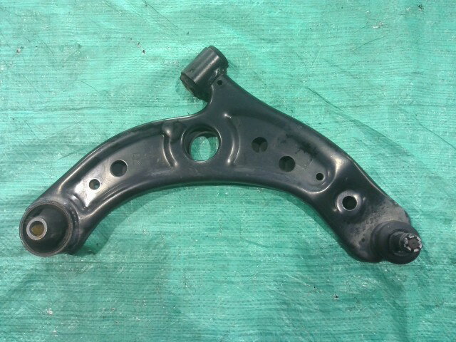 【中古】中古部品 タンク M900A 右フロントロアアーム 【3310090100-202511016851720】