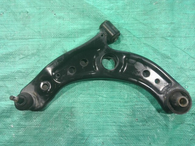 【中古】中古部品 タンク M900A 左フロントロアアーム 【3310090100-202511016851740】